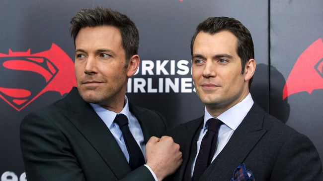 Bukan hanya mendapat banyak kritik, penghasilan Batman v Superman juga merosot tajam pada pekan kedua setelah debutnya.