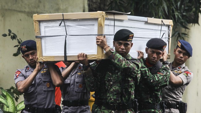 Menhan membantah insiden jatuhnya helikopter milik TNI di Poso, Sulawesi Tengah, akibat perbuatan kelompok teroris Santoso.