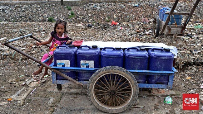 Warga Tegal Alur dan Pegadungan, Kecamatan Kalideres, Jakarta Barat mengeluhkan pasokan air bersih. Mereka meminta pemerintah menyelesaikan persoalan tersebut.