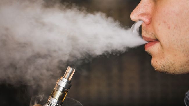 Sejumlah kasus baru menunjukkan, penyakit paru-paru disebabkan oleh rokok elektrik.