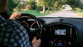 Bahaya Di Balik Penggunaan 'Hands-Free' Saat Berkendara