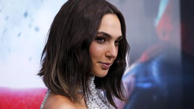 Gal Gadot Andalkan Sepatu 'Teplek' Murah di Karpet Merah