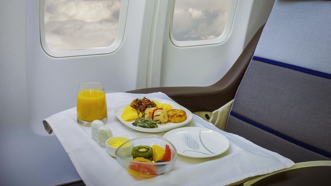 Mulai April 2016, menu Indonesia besutan Farah Quinn bisa dicicipi secara cuma-cuma di maskapai asal Belanda, KLM.