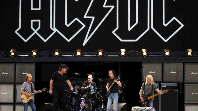 Gitaris sekaligus pendiri band rock asal Australia AC/DC, Malcolm Young, meninggal dunia di usia 64 pada Sabtu (18/11).