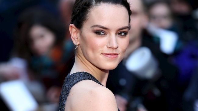 Pose Mark Hamill dan Daisy Ridley di sebuah foto ternyata mirip pose sang aktor semasa muda bersama Yoda di episode Empire Strikes Back.