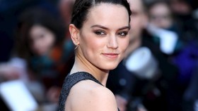 Gaduh Gaun Hitam Daisy Ridley di Karpet Merah 'Star Wars'