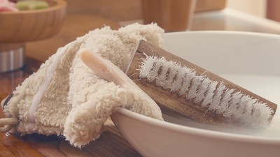 Trik Ampuh Bersihkan Noda Minyak Rendang dan Opor di Baju