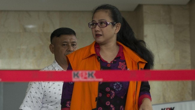 Penyerahan tersebut merupakan yang kedua setelah sebelumnya Damayanti menyerahkan uang suap dalam proyek Kementerian PUPR sebesar Rp1,1 miliar.