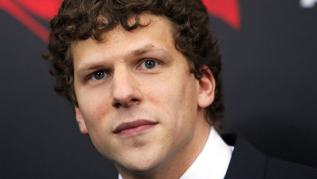 Menurut sebuah situs penggemar Batman on Film, Jesse Eisenberg tidak akan dipakai lagi oleh sutradara Joss Whedon untuk menjadi Lex Luthor di 'Justice League.'
