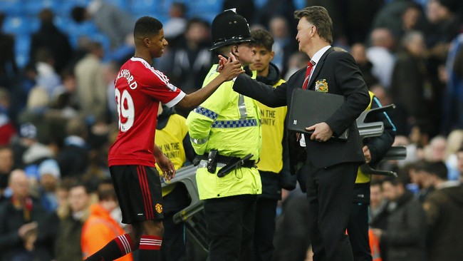 Usai kalah 0-3 dari Tottenham, Manajer Man United Louis van Gaal membela diri bahwa taktik yang diterapkan, termasuk memasang Ashley Yound di depan sudah benar.