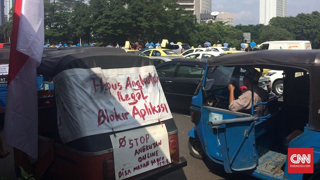 Menyusul demonstrasi sopir taksi reguler yang berlangsung ricuh, pemerintah diminta segera menerbitkan beleid terbaru mengenai bisnis taksi berbasis online.