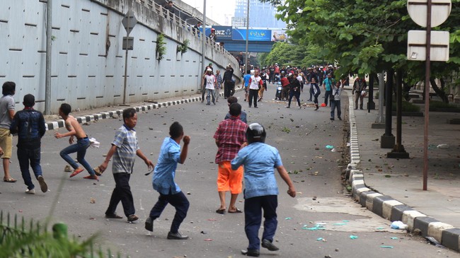 Kadishub DKI Jakarta Andri menuding Kemenkominfo abai menindaklanjuti persoalan izin sehingga berbuntut pada kericuhan massa dari sopir taksi Selasa lalu.
