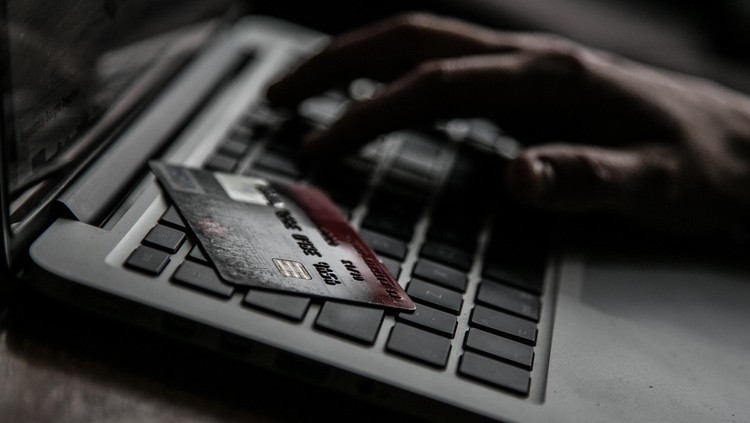 Bunda suka belanja online? Ikuti tips ini yuk, agar Bunda aman saat belanja online.