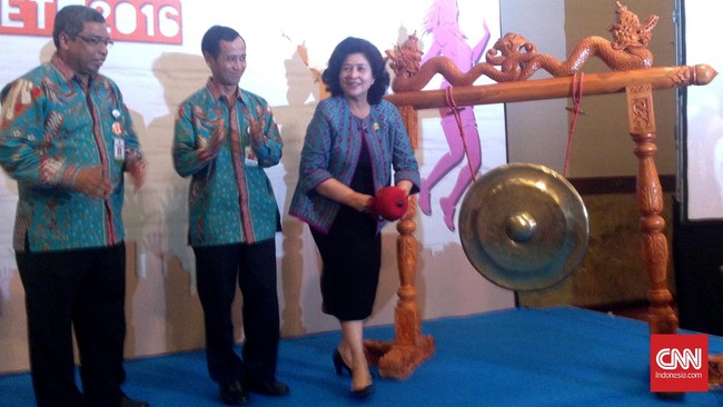 Menteri Kesehatan Nila Farid Moeloek mengatakan khususnya perempuan memiliki peran ganda menciptakan generasi sehat dan berprestasi.