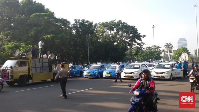 Aksi pelemparan itu tak membuat sang sopir berhenti dan tetap melanjutkan perjalanannya mencari penumpang.