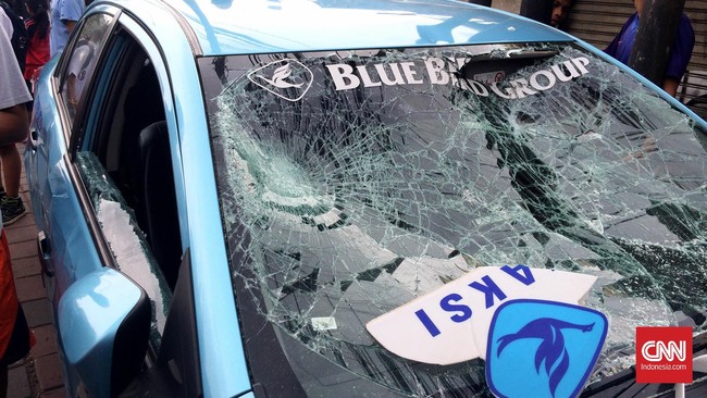 Sang penumpang yang panik kemudian keluar dari mobil dan meninggalkan dirinya yang sedang dianiaya. Upah yang seharusnya diterima pun melayang.