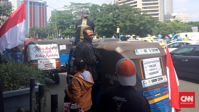 Ratusan bajaj dan KWK bergerak beriringan dari kawasan Medan Merdeka Selatan menuju Bundaran Patung Kuda.