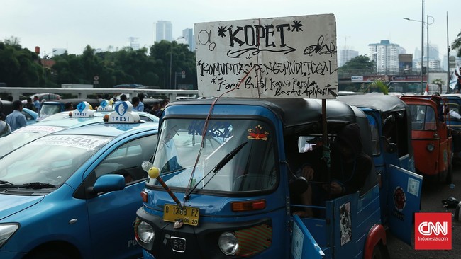 Bagi pedagang asongan di Jakarta, unjuk rasa hari ini membawa berkah. Dagangan mereka laris dibeli para pendemo dan polisi yang berjaga di wilayah aksi.