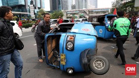 Di Semanggi, Ratusan Sopir Taksi Menimpuki Gojek