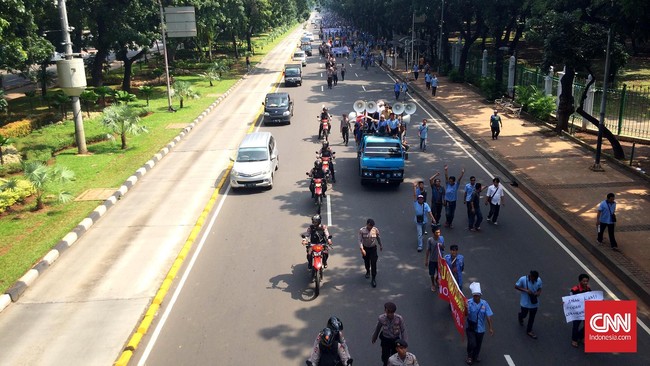 Ratusan pengendara taksi dan bajaj yang berunjuk rasa di gedung DPR, mulai bergerak ke Istana Negara. Mereka menuntut transportasi online ditutup.