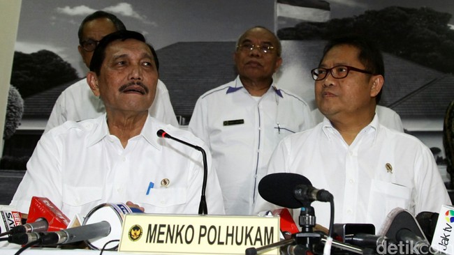 Menkopolhukam Luhut Pandjaitan mengatakan bahwa menutup aplikasi Grab dan Uber bukan solusi di tengah kisruh taksi online di Indonesia.