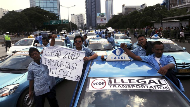 Menko Polhukam Luhut Pandjaitan berkata, para pembuat UU dan regulasi angkutan jalan tidak pernah membayangkan kehadiran layanan transportasi berbasis daring.
