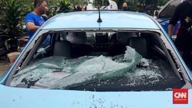 Jalan Sudirman Lumpuh, Dua Taksi Biru Dihancurkan