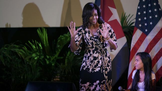 Presiden Obama menorehkan sejarah saat bertandang ke Kuba, pekan ini. Tapi, bintang kunjungan tersebut adalah Michele Obama dan pilihan busananya.