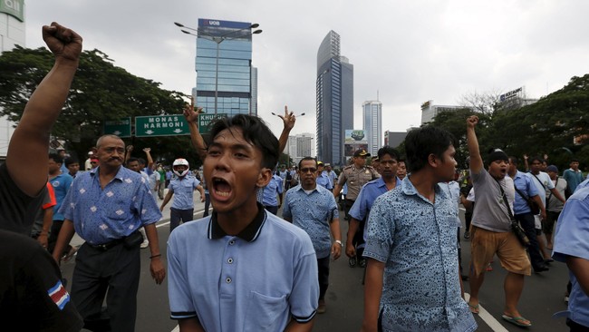 Awalnya hanya ada puluhan, kini ratusan pengunjuk rasa mulai terlihat di sekitar kantor Kementerian Komunikasi dan Informatika.