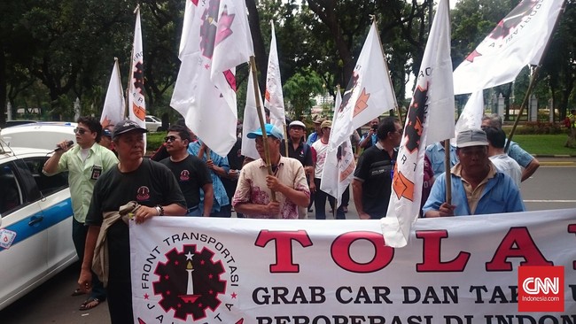 Plt Dirjen Perhubungan Darat Sugihardjo berkata, opsi itu ialah menetapkan status Uber dan Grab menjadi operator angkutan atau aplikasi provider.