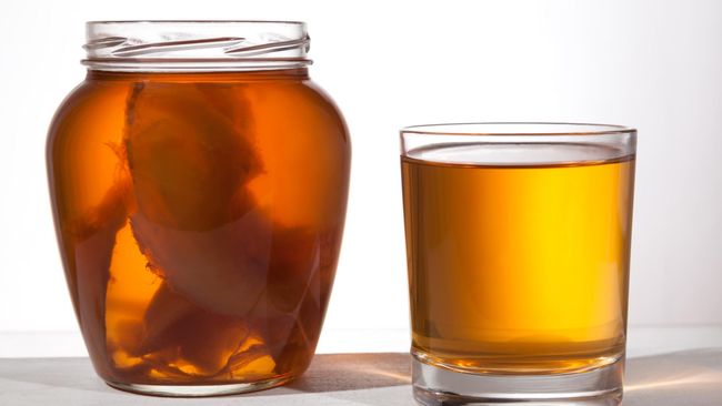 Minuman ini pertama terkenal di AS sebagai minuman kesehatan dan diletakkan di rak makanan dan minuman kesehatan.