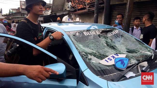 Pengemudi taksi berwarna biru berinisial AB (28) mengalami luka pada bagian kepala setelah kendaraannya mengalami perusakan.