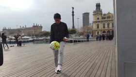 Potret Aksi Evan Dimas di Tengah Kota Barcelona