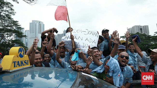 FY (31) mengajak temannya di semua pool taksi kawasan Jabodetabek untuk demo besar-besaran sambil membawa benda tumpul dan tajam. 