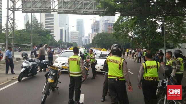 Pengamanan dilakukan di tempat-tempat yang menjadi titik demo seperti depan gedung MPR, depan Kemenhub, dan di sekitar Istana Negara.