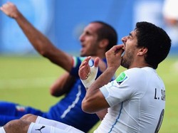 Gigit Chiellini dan Pertaruhan Suarez ke Barcelona