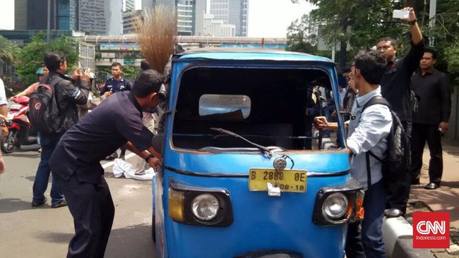 Bentrok diduga pencah lantaran sebelumnya ada penganiyaan pengendara gojek oleh pengunjuk rasa.