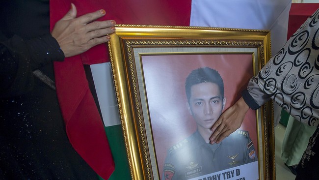 Setibanya di hanggar Landasan Udara Halim Perdanakusuma, Jokowi langsung disambut Panglima TNI Jenderal Gatot Nurmantyo.