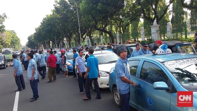 Mereka menuntut agar perusahaan aplikasi seperti GrabCar dan Uber ditutup. Para pendemo meminta agar Menkominfo mundur jika tak bisa atasi masalah.