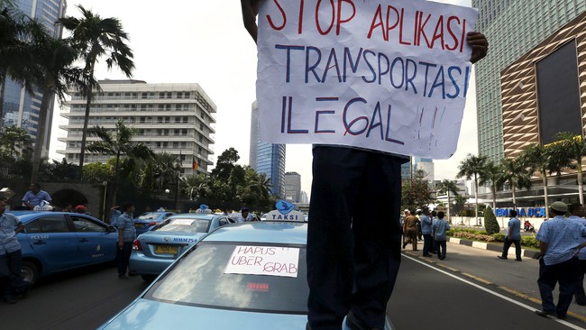 Pemerintah dianggap tidak melindungi kepentingan publik soal transportsi daring yang mempermudah masyarakat dalam kehidupan sehari-hari.
