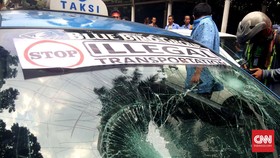 Perang Batu Kembali Pecah di Sudirman, Sejumlah Taksi Rusak