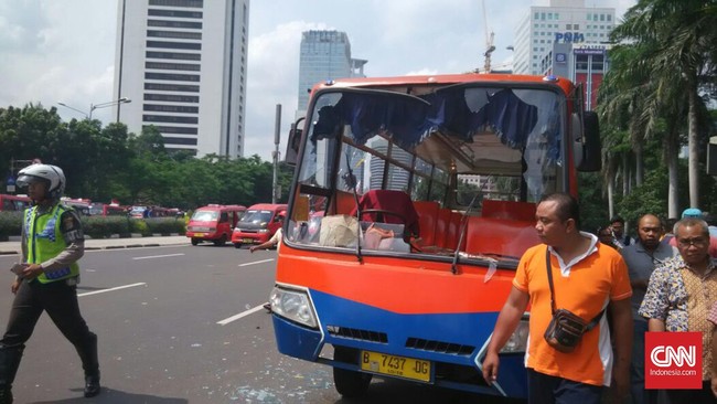 Pengunjuk rasa menyisir taksi, metromini dan gojek yang melayani penumpang di sekitar Jalan Jenderal Sudirman.