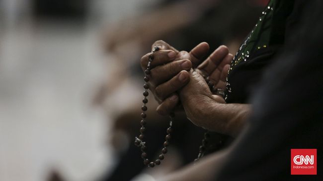 Umat Katolik melaksanakan Ibadah mengaji Turo Tuan Mardomu di Kapel Tuhan Ma dan Kapel Tuhan Ana, Larantuka, NTT, Rabu, 23 Maret 2016. CNN Indonesia/Adhi Wicaksono.