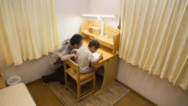 Ketika mau ujian, banyak anak yang memilih sistem kebut semalam. Padahal kalau anak terbiasa belajar dengan pintar, mereka tak perlu bersusah-susah begitu.