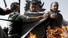 Protes Rencana Uni Eropa, Seorang Imigran Bakar Diri