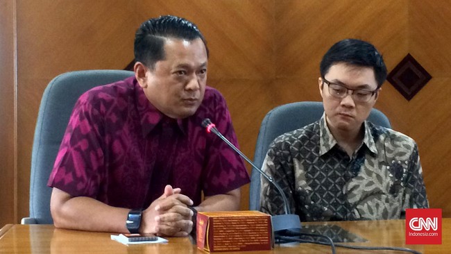 PT Uber Technology Indonesia menyatakan saat ini perusahaan terus bekerjasama dengan pemerintah meski masih sebagai perusahaan penyedia jasa aplikasi.