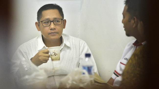 Hari ini Anas memberikan keterangannya sebagai saksi untuk terdakwa Nazaruddin dalam kasus korupsi tindak pidana pencucian uang.