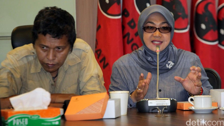 Anggota DPR Fraksi PDIP &lpar;dari kiri&rpar; Nazaruddin Kiemas&comma; Diah Pitaloka&comma; Adian Napitupulu dan Sadarestuwati berbicara dalam konperensi pers terkait polemik transportasi berbasis aplikasi di Gedung Nusantara II&comma; Kompleks Parlemen Senayan&comma; Jakarta&comma; Rabu &lpar;23&sol;3&sol;2016&rpar;&period; Fraksi Partai Demokrasi Indonesia Perjuangan &lpar;PDIP&rpar; DPR menuntut dilakukannya revisi UU No 22&sol;2009 menyusul lambatnya pemerintah dalam mengantisipasi perkembangan sistem transportasi berbasis online&period;