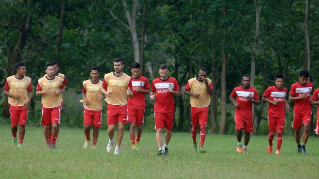 Biaya kompensasi untuk izin penggunaan tenaga kerja asing sebesar 100 dolar per bulan dan harus dibayarkan dalam jumlah sesuai kontrak kerja mereka.