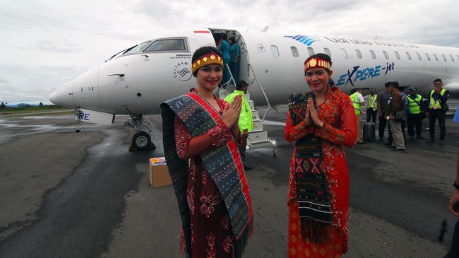 Bandara Silangit berkapasitas 500.000 penumpang. Bandara ini akan menjadi pintu masuk para wisatawan menuju tempat pariwisata Danau Toba.
